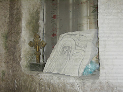 В келье святого Антония Киево-Печерского - каменная икона с его изображением